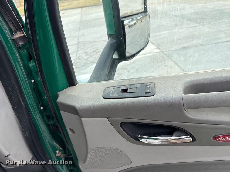 image for item EE3414 2019 Peterbilt 567 semi truck