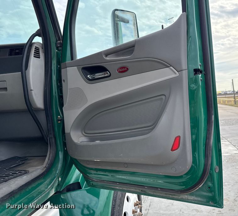 image for item EE3414 2019 Peterbilt 567 semi truck