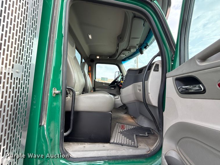 image for item EE3414 2019 Peterbilt 567 semi truck