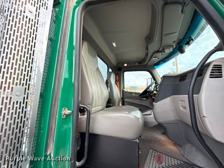 image for item EE3414 2019 Peterbilt 567 semi truck