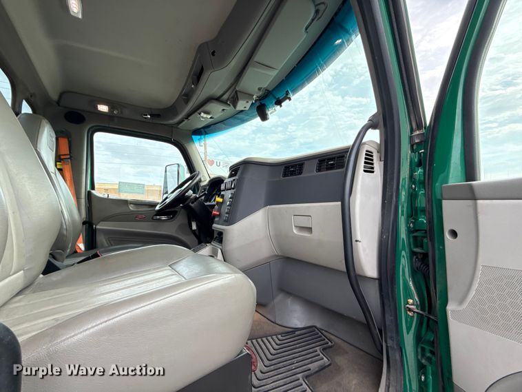 image for item EE3414 2019 Peterbilt 567 semi truck