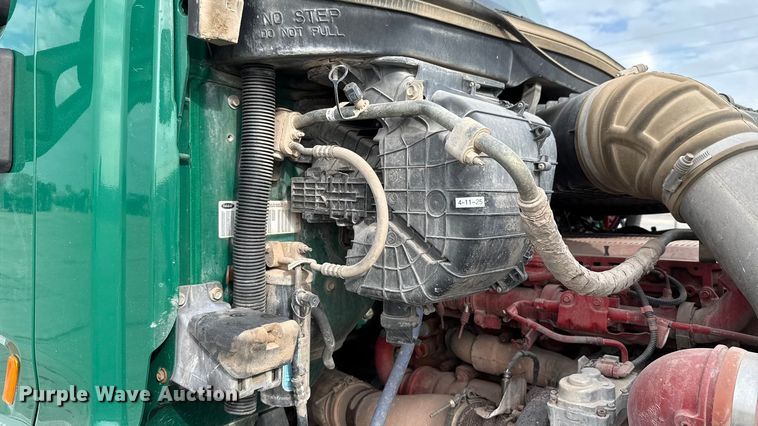 image for item EE3414 2019 Peterbilt 567 semi truck