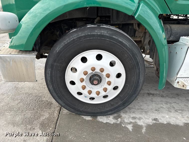 image for item EE3414 2019 Peterbilt 567 semi truck