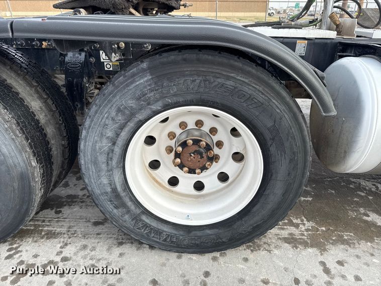 image for item EE3414 2019 Peterbilt 567 semi truck