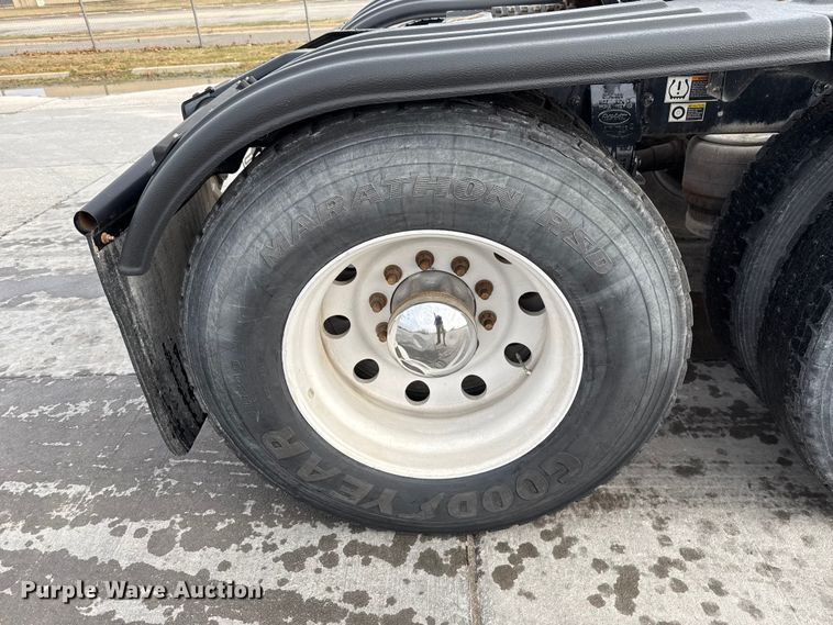 image for item EE3414 2019 Peterbilt 567 semi truck