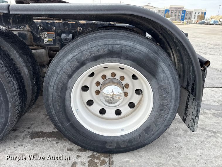 image for item EE3414 2019 Peterbilt 567 semi truck