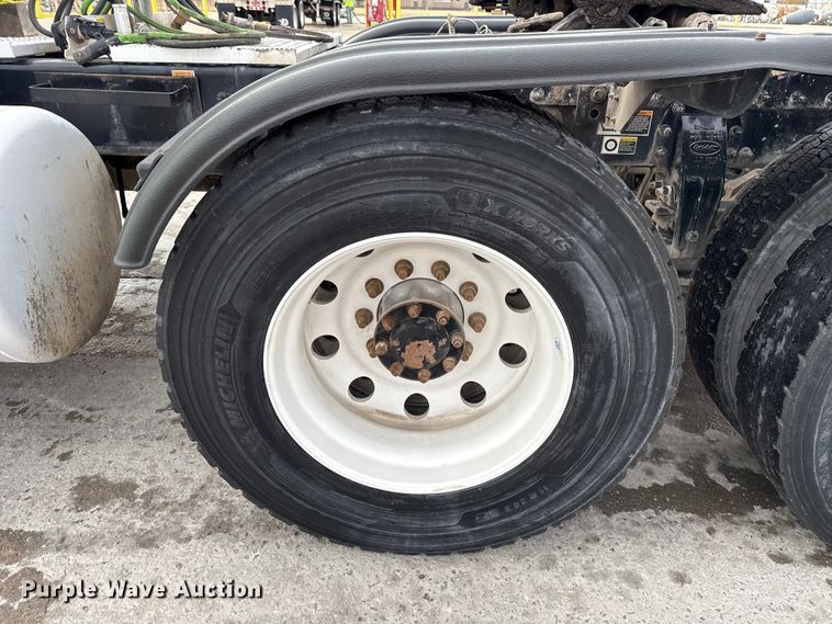 image for item EE3414 2019 Peterbilt 567 semi truck