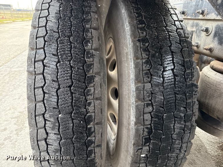 image for item EE3414 2019 Peterbilt 567 semi truck