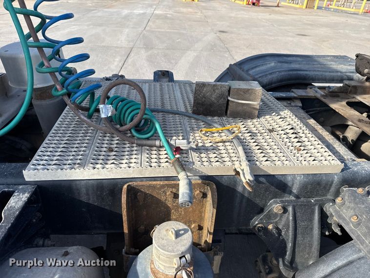 image for item EE3416 2013 Peterbilt 388 semi truck