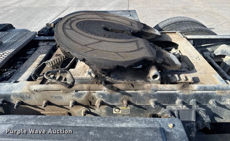 image for item EE3416 2013 Peterbilt 388 semi truck