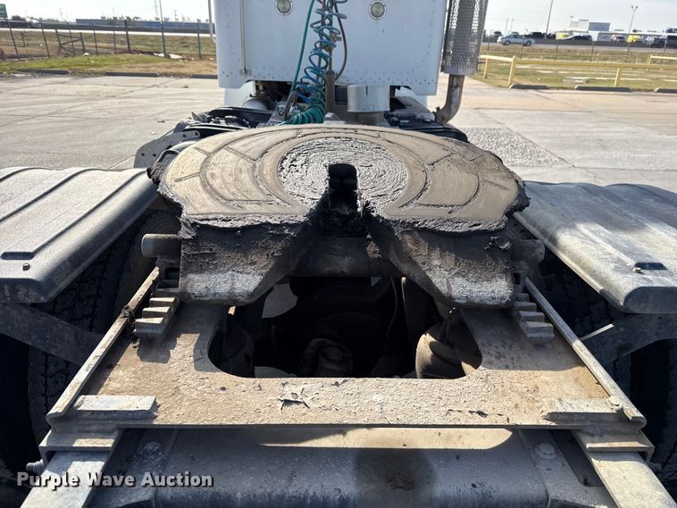 image for item EE3416 2013 Peterbilt 388 semi truck