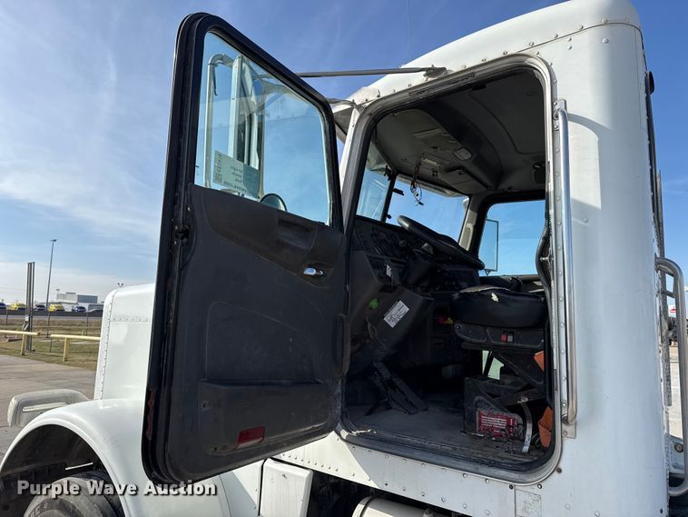 image for item EE3416 2013 Peterbilt 388 semi truck