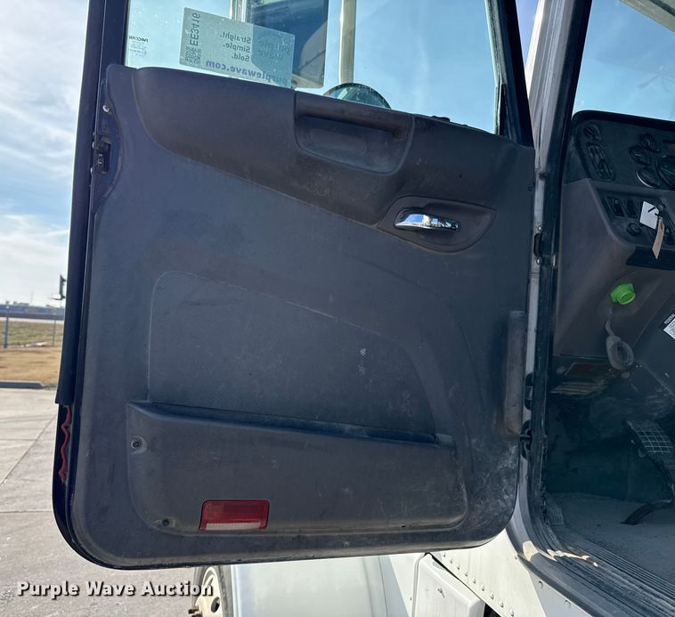 image for item EE3416 2013 Peterbilt 388 semi truck