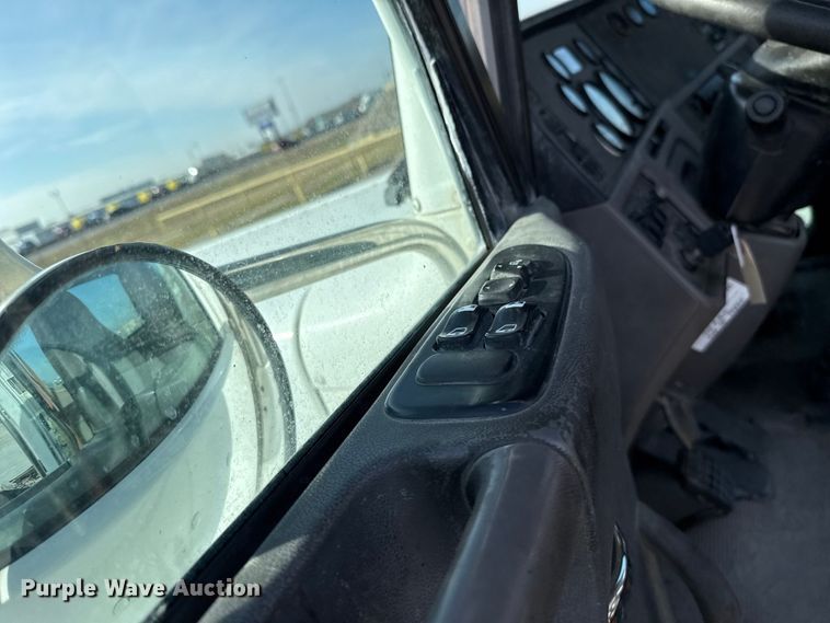 image for item EE3416 2013 Peterbilt 388 semi truck