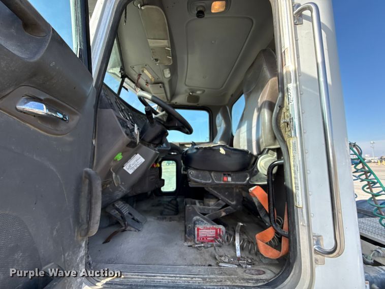 image for item EE3416 2013 Peterbilt 388 semi truck