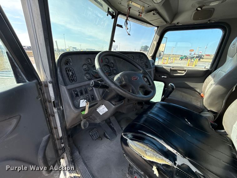 image for item EE3416 2013 Peterbilt 388 semi truck