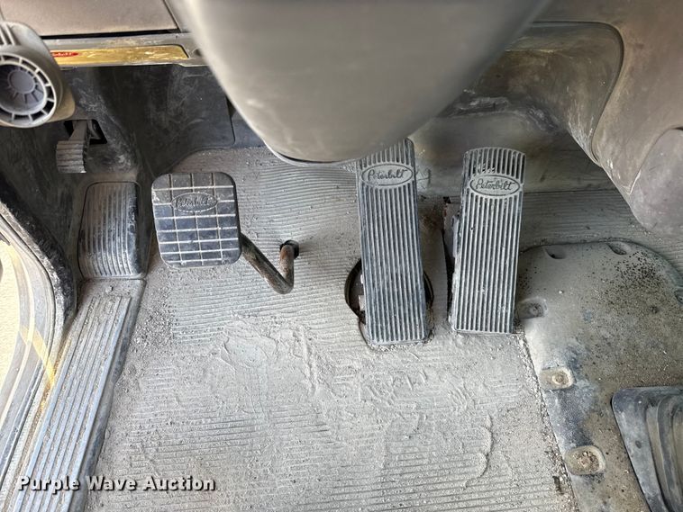 image for item EE3416 2013 Peterbilt 388 semi truck