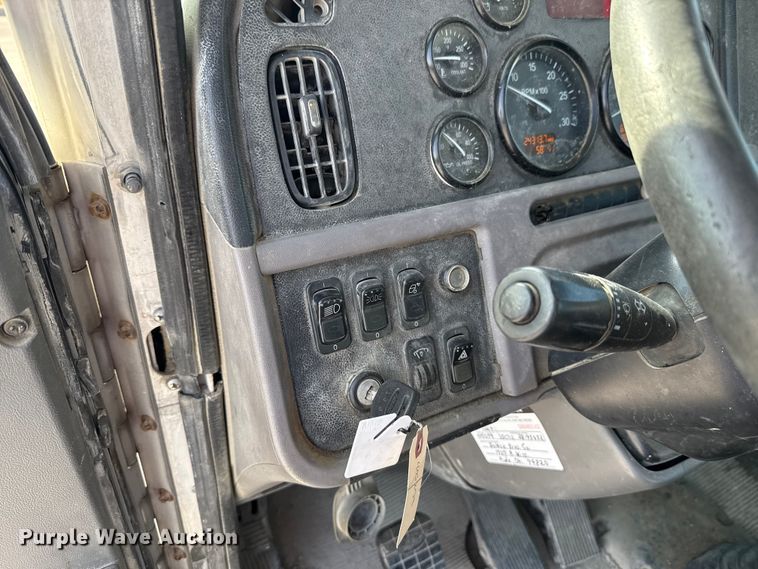 image for item EE3416 2013 Peterbilt 388 semi truck