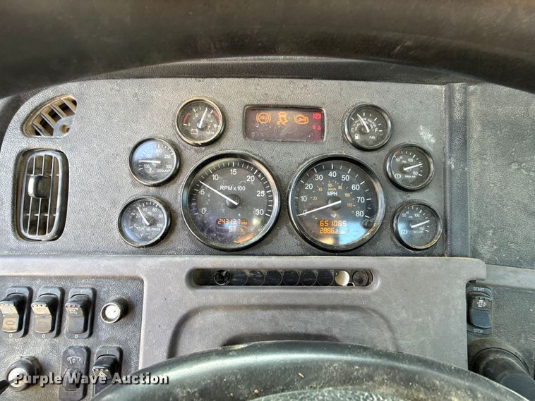 image for item EE3416 2013 Peterbilt 388 semi truck