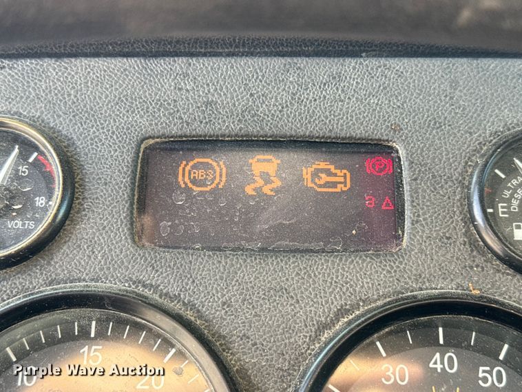 image for item EE3416 2013 Peterbilt 388 semi truck