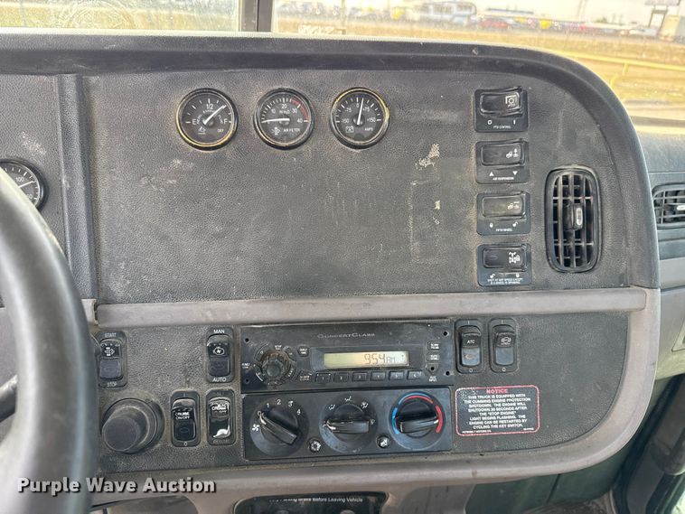 image for item EE3416 2013 Peterbilt 388 semi truck