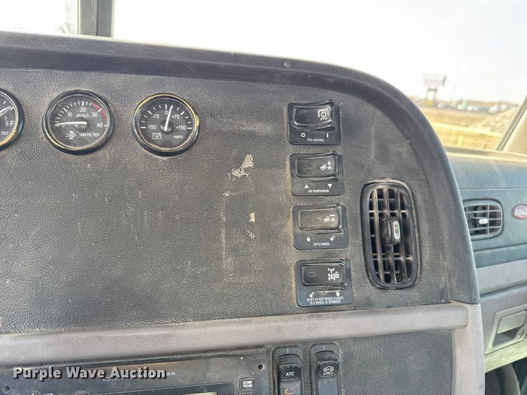 image for item EE3416 2013 Peterbilt 388 semi truck