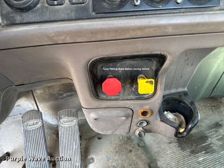 image for item EE3416 2013 Peterbilt 388 semi truck