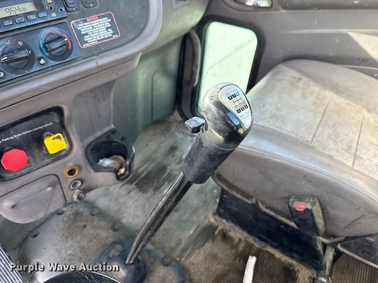 image for item EE3416 2013 Peterbilt 388 semi truck