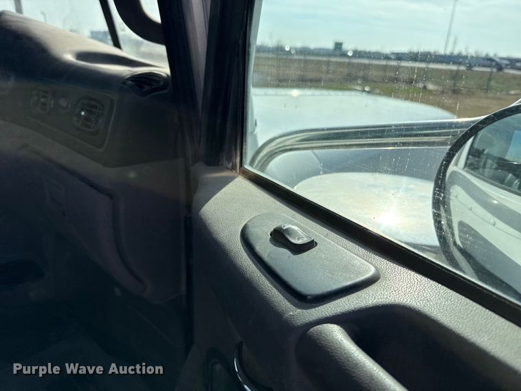 image for item EE3416 2013 Peterbilt 388 semi truck