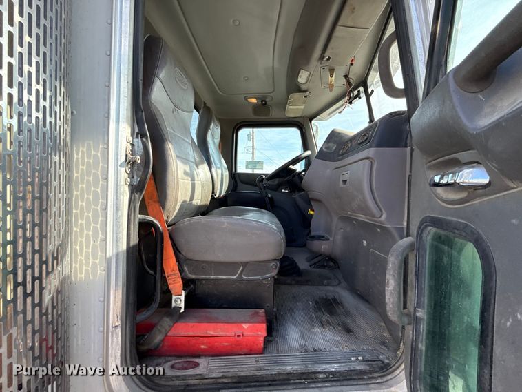 image for item EE3416 2013 Peterbilt 388 semi truck