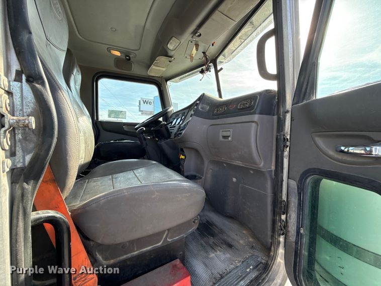 image for item EE3416 2013 Peterbilt 388 semi truck