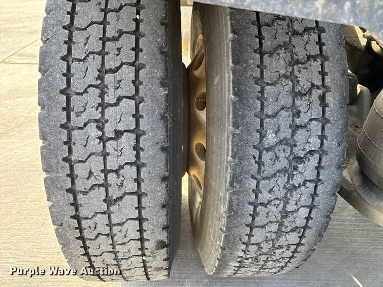 image for item EE3416 2013 Peterbilt 388 semi truck