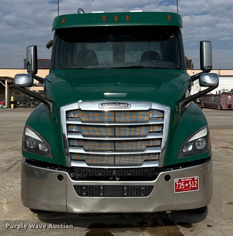 image for item EE3417 2019 Freightliner Cascadia 126 semi truck