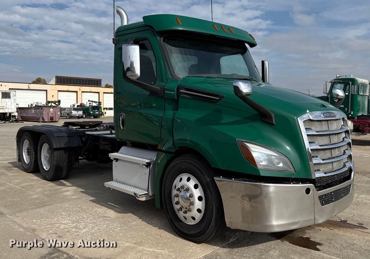 image for item EE3417 2019 Freightliner Cascadia 126 semi truck