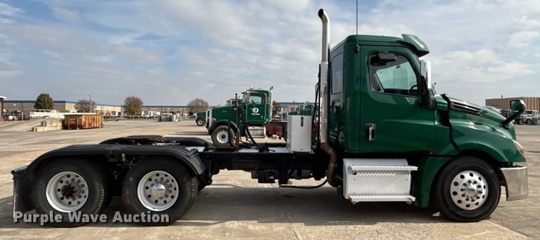 image for item EE3417 2019 Freightliner Cascadia 126 semi truck