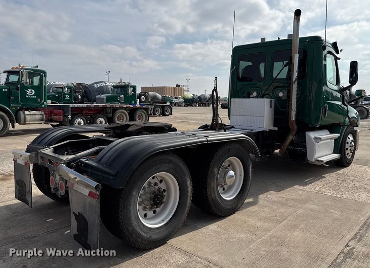 image for item EE3417 2019 Freightliner Cascadia 126 semi truck