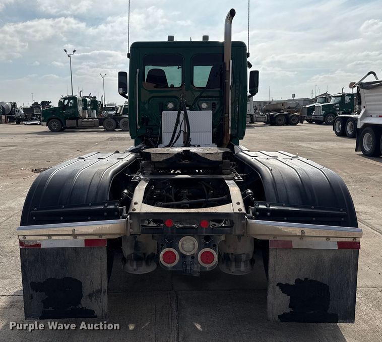 image for item EE3417 2019 Freightliner Cascadia 126 semi truck