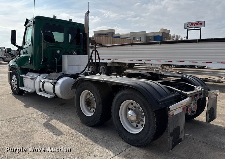 image for item EE3417 2019 Freightliner Cascadia 126 semi truck