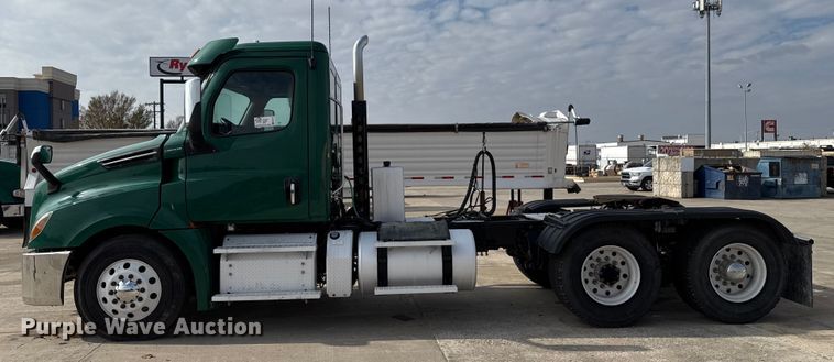 image for item EE3417 2019 Freightliner Cascadia 126 semi truck