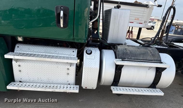 image for item EE3417 2019 Freightliner Cascadia 126 semi truck