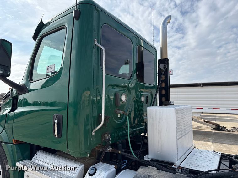 image for item EE3417 2019 Freightliner Cascadia 126 semi truck