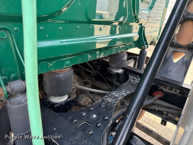 image for item EE3417 2019 Freightliner Cascadia 126 semi truck