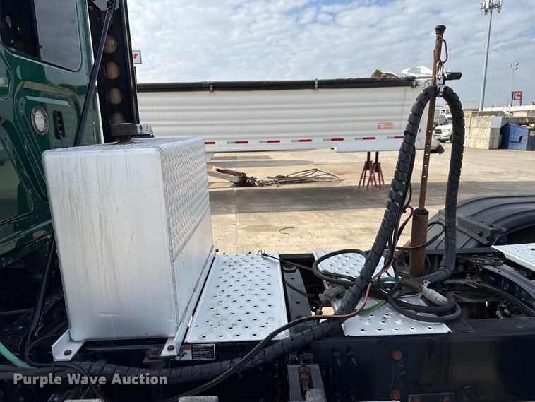 image for item EE3417 2019 Freightliner Cascadia 126 semi truck