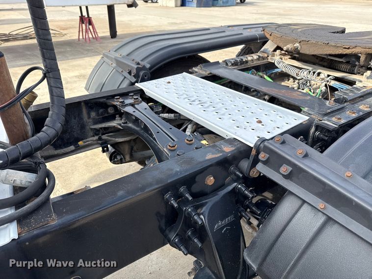 image for item EE3417 2019 Freightliner Cascadia 126 semi truck