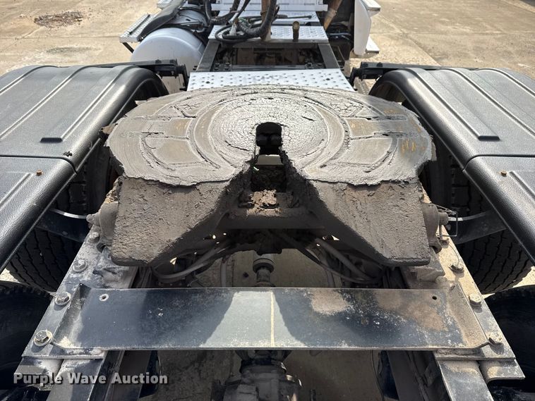 image for item EE3417 2019 Freightliner Cascadia 126 semi truck