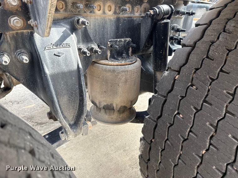 image for item EE3417 2019 Freightliner Cascadia 126 semi truck