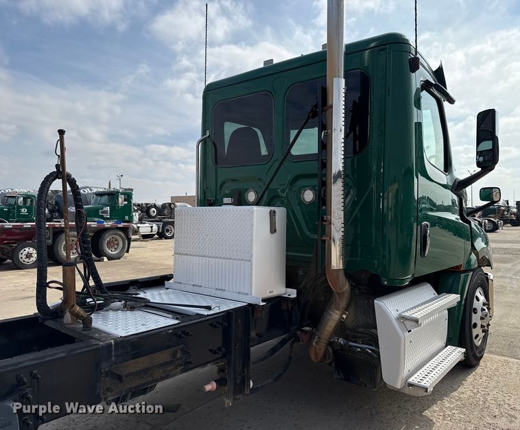 image for item EE3417 2019 Freightliner Cascadia 126 semi truck