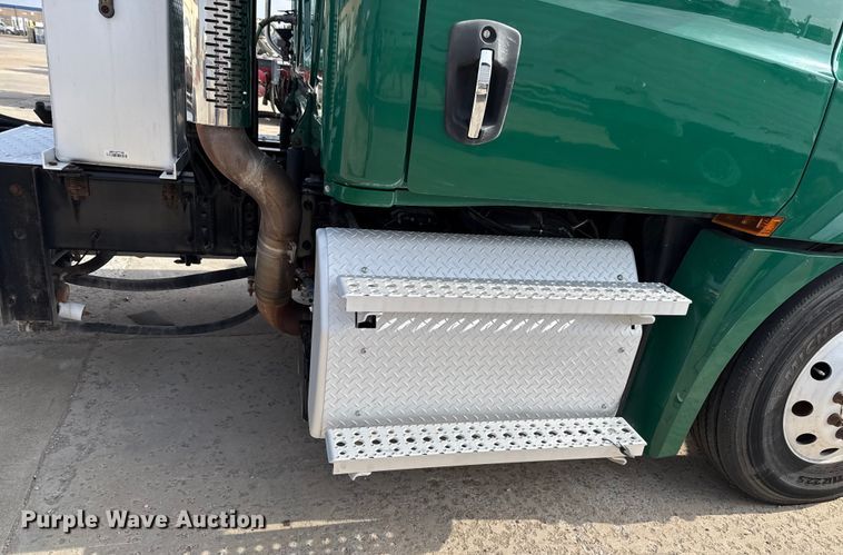 image for item EE3417 2019 Freightliner Cascadia 126 semi truck