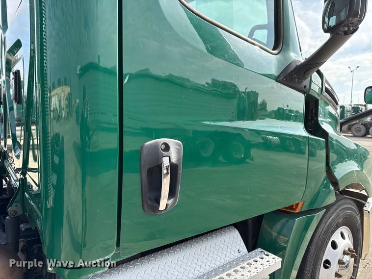 image for item EE3417 2019 Freightliner Cascadia 126 semi truck