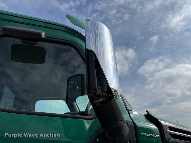 image for item EE3417 2019 Freightliner Cascadia 126 semi truck